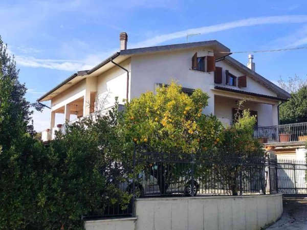 casa indipendente in vendita ad Osimo in zona Abbadia