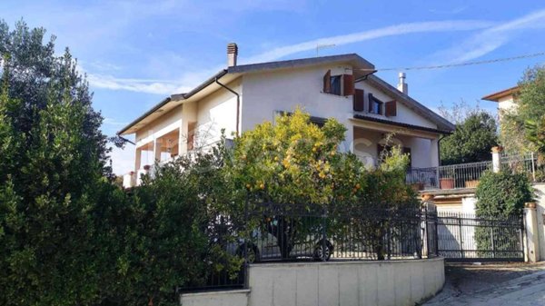 casa indipendente in vendita ad Osimo in zona Abbadia