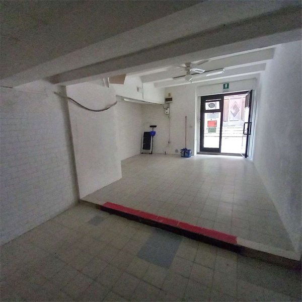 locale commerciale in vendita ad Osimo