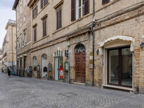 negozio in vendita ad Osimo