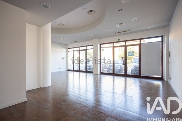 negozio in vendita ad Osimo