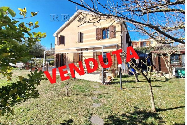 casa indipendente in vendita ad Osimo in zona Osimo Stazione