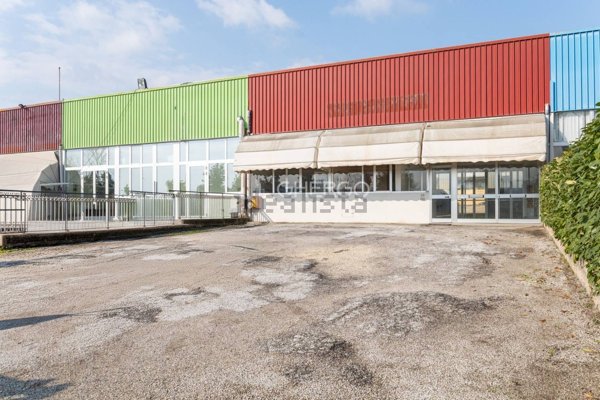 capannone in vendita ad Osimo in zona Campocavallo