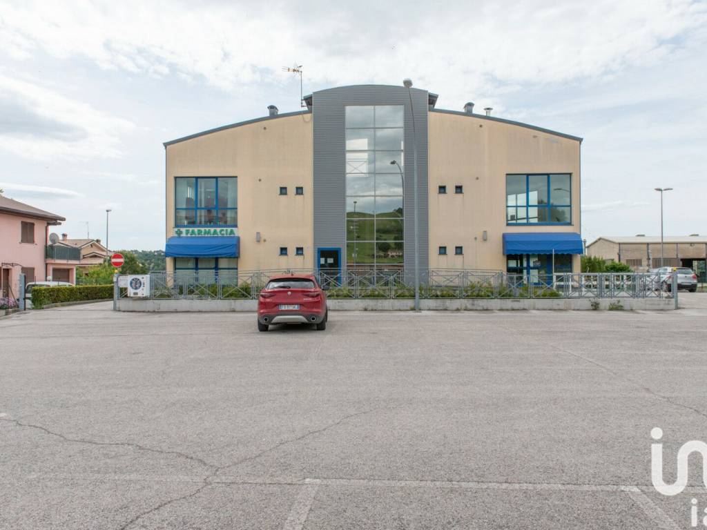 ufficio in vendita ad Osimo in zona Casenuove