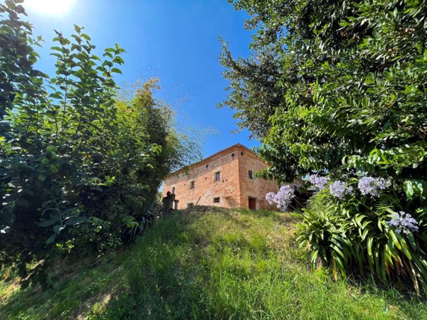 casa indipendente in vendita ad Osimo in zona Montegallo