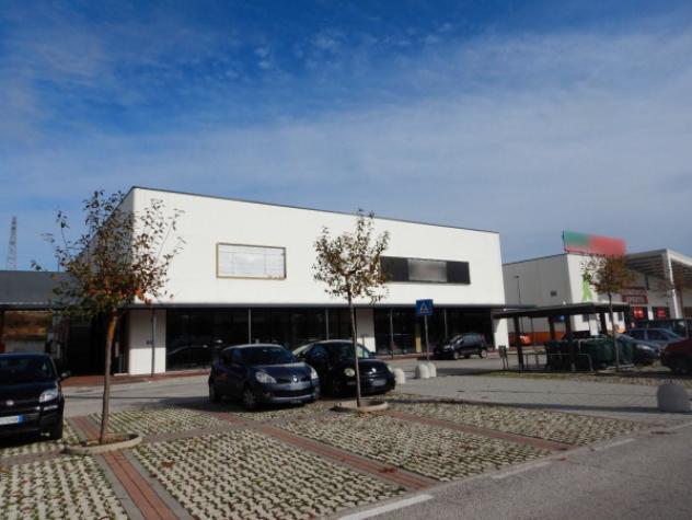 locale commerciale in vendita ad Osimo