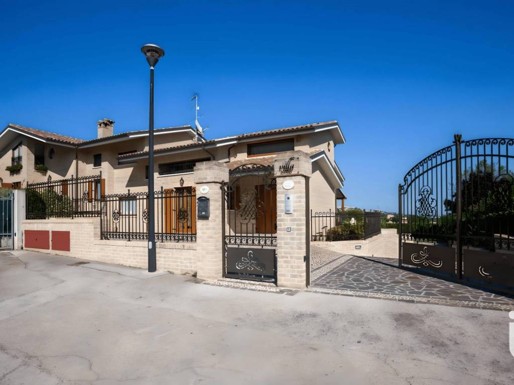 casa indipendente in vendita ad Osimo in zona Campocavallo