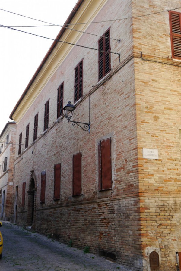 locale di sgombero in vendita ad Ostra
