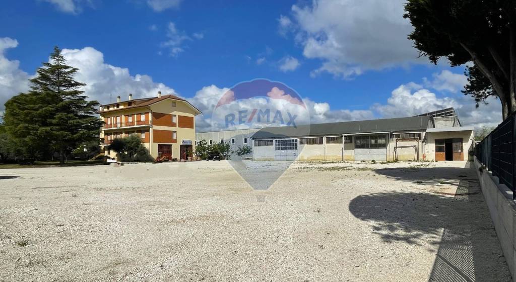 locale commerciale in vendita ad Ostra