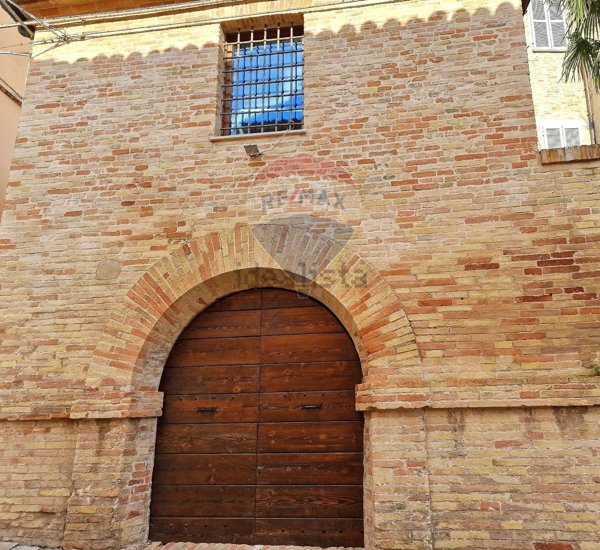 locale di sgombero in vendita ad Ostra