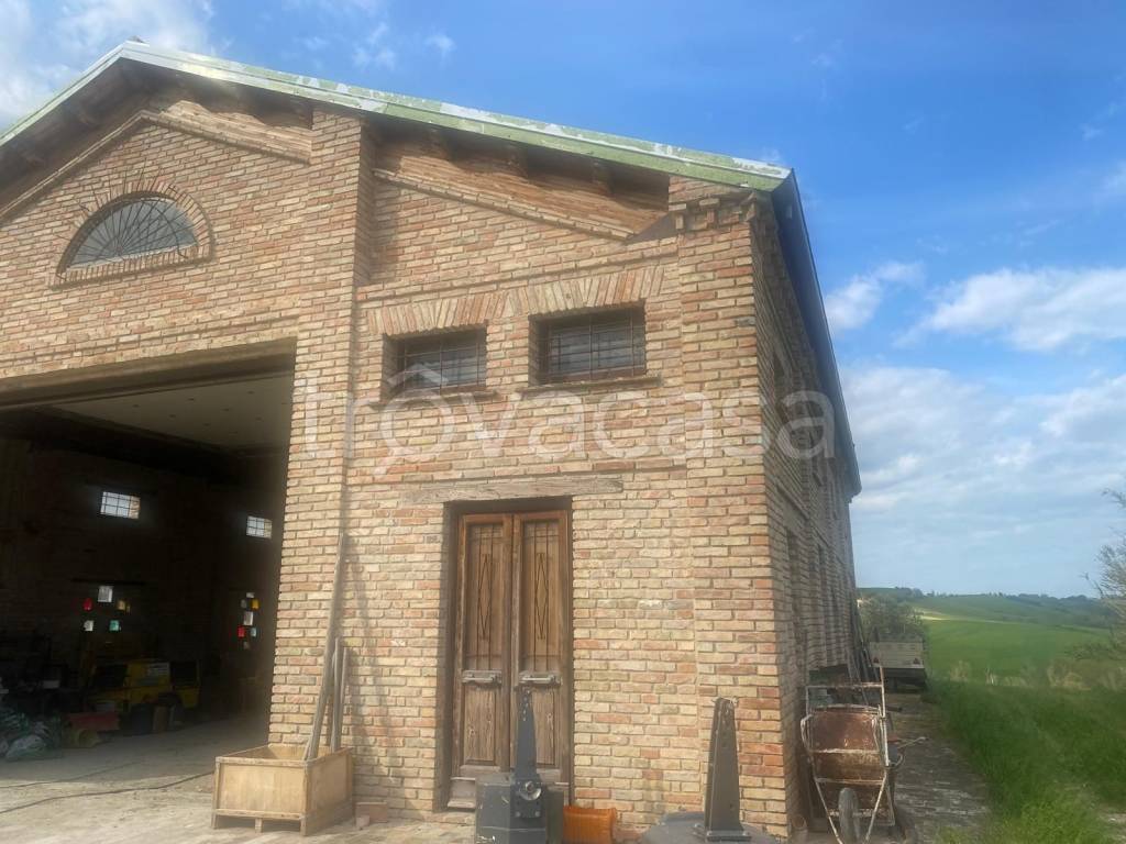 locale commerciale in vendita ad Ostra