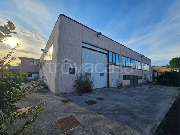 locale commerciale in vendita ad Ostra