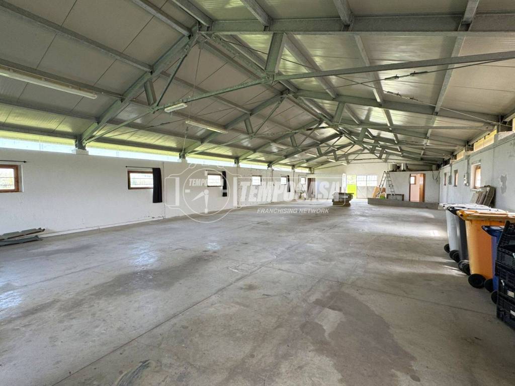 locale commerciale in vendita ad Ostra