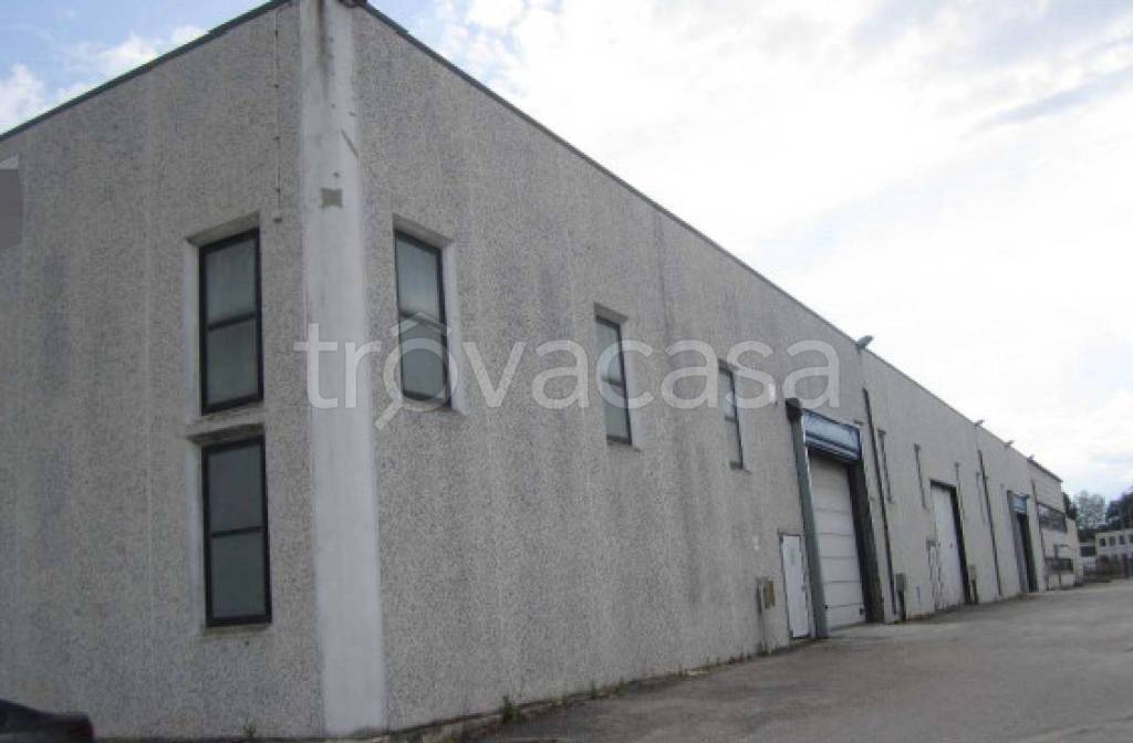 locale commerciale in vendita ad Ostra