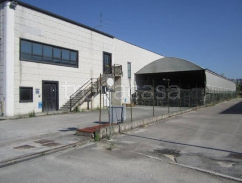 locale commerciale in vendita ad Ostra