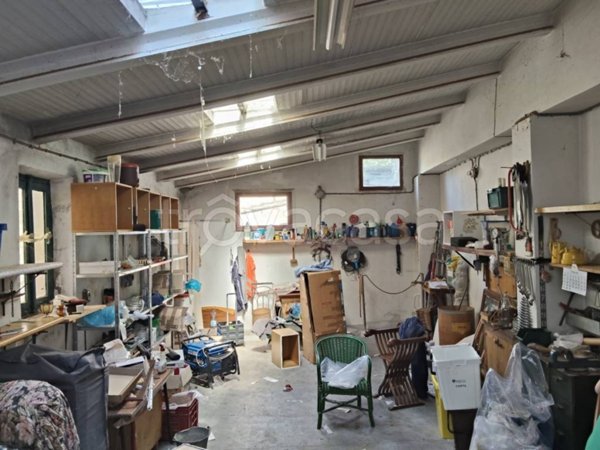 locale di sgombero in vendita ad Ostra