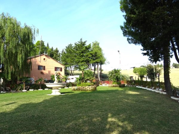casa indipendente in vendita ad Ostra Vetere in zona Pescara