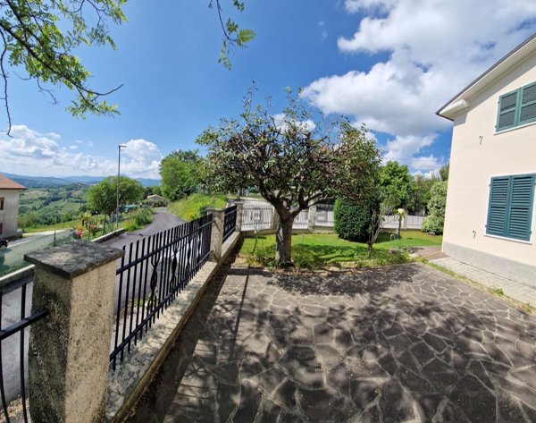 esavano in vendita a Poggio San Marcello