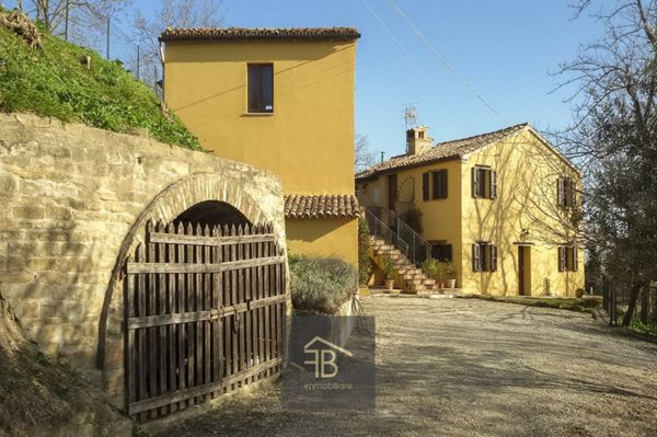 casa indipendente in vendita a Rosora