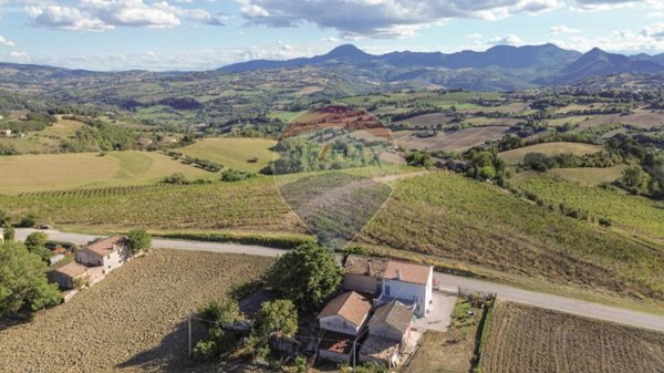 casa indipendente in vendita a Rosora