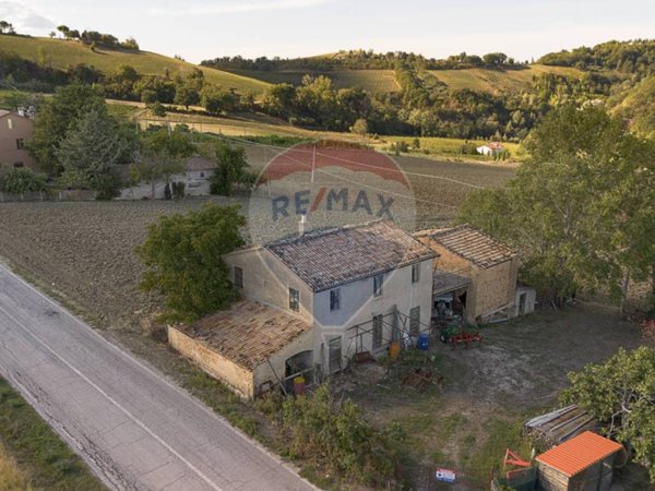 casa indipendente in vendita a Rosora