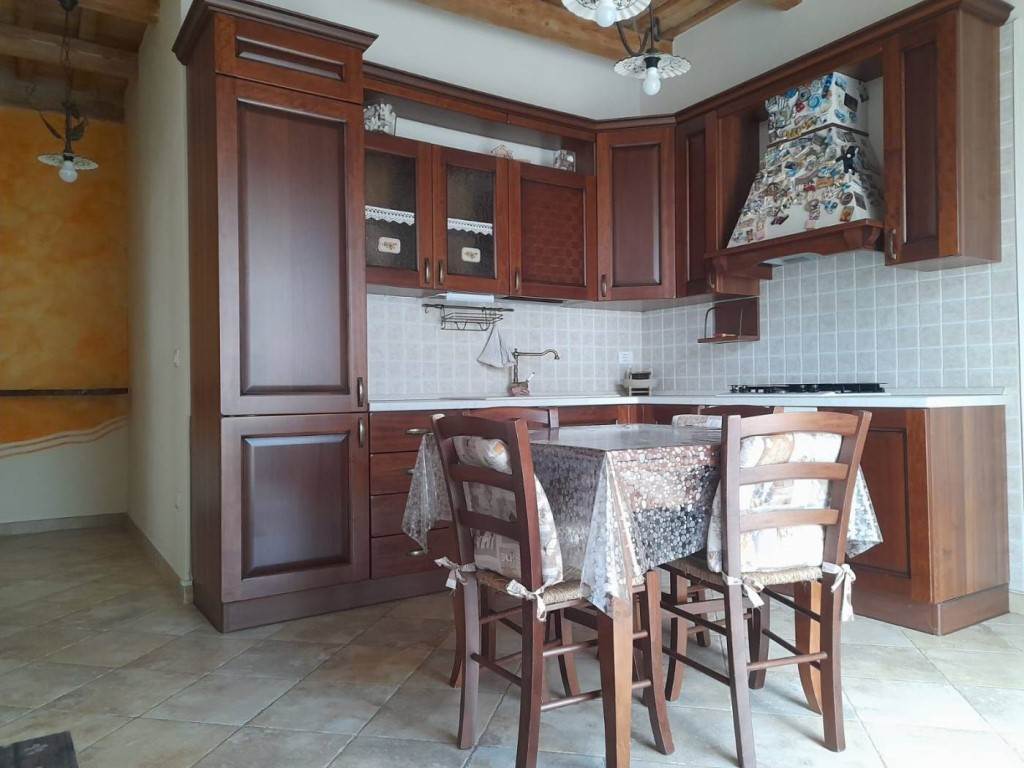 appartamento in vendita a Rosora in zona Angeli