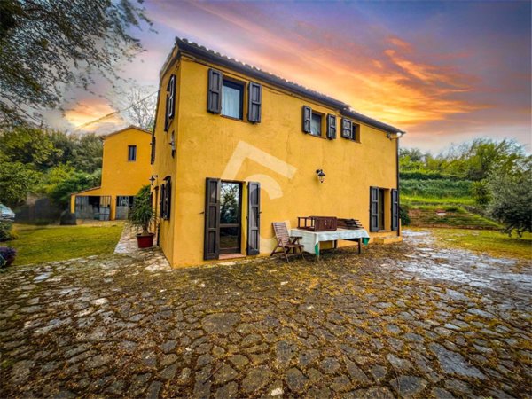 casa indipendente in vendita a Rosora