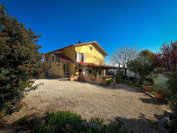 casa indipendente in vendita a Rosora