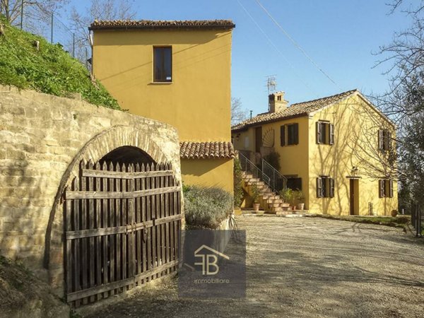 casa indipendente in vendita a Rosora