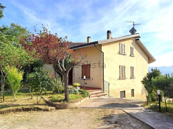 casa indipendente in vendita a Rosora