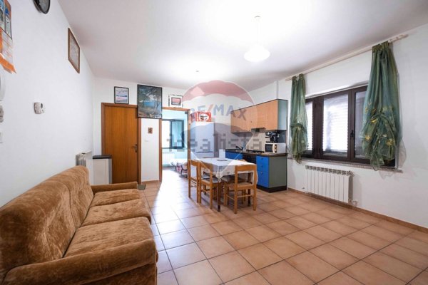 appartamento in vendita a Rosora in zona Angeli