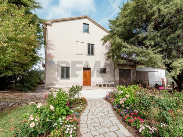 casa indipendente in vendita a Rosora