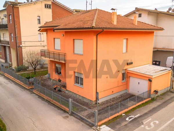 casa indipendente in vendita a Rosora in zona Angeli