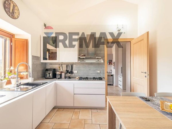 casa indipendente in vendita a Rosora in zona Angeli