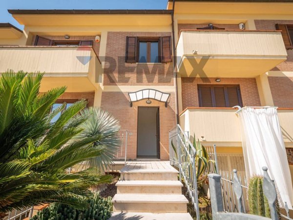 casa indipendente in vendita a Rosora