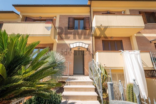 casa indipendente in vendita a Rosora in zona Angeli