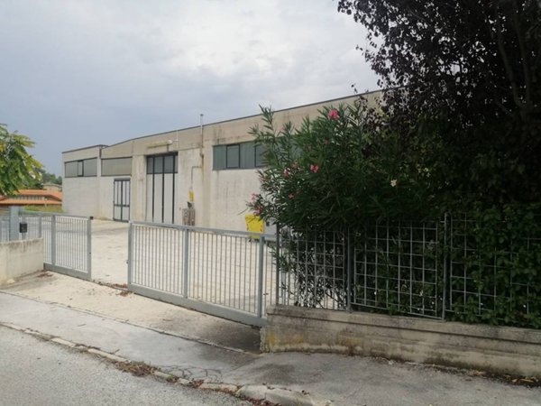 locale di sgombero in vendita a San Marcello