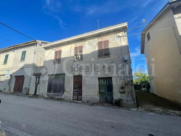 appartamento in vendita a Santa Maria Nuova in zona Collina