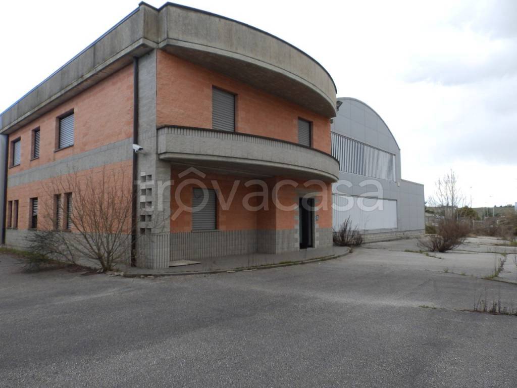 locale commerciale in vendita a Santa Maria Nuova in zona Pradellona