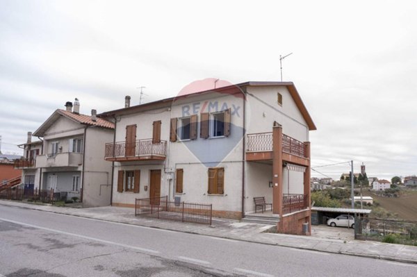 locale di sgombero in vendita a Santa Maria Nuova in zona Collina