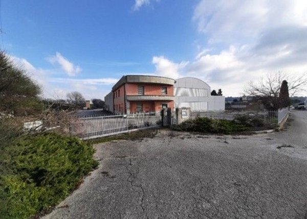 locale di sgombero in vendita a Santa Maria Nuova in zona Pradellona