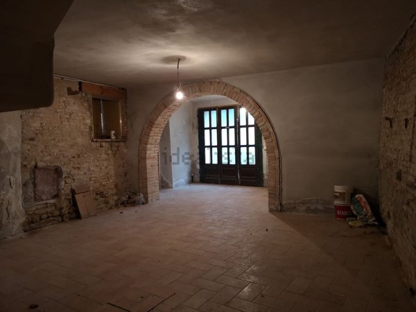 locale commerciale in vendita a Santa Maria Nuova