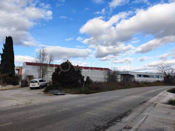 locale commerciale in vendita a Santa Maria Nuova in zona Pradellona