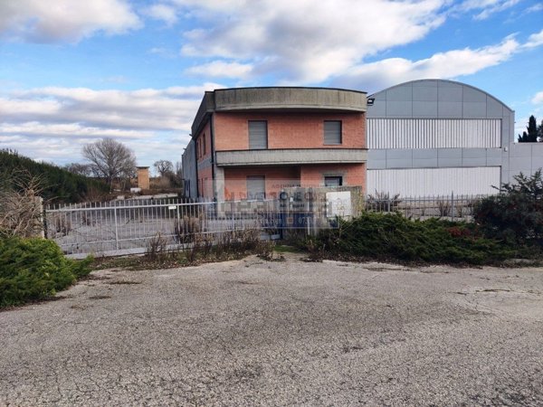 locale di sgombero in vendita a Santa Maria Nuova