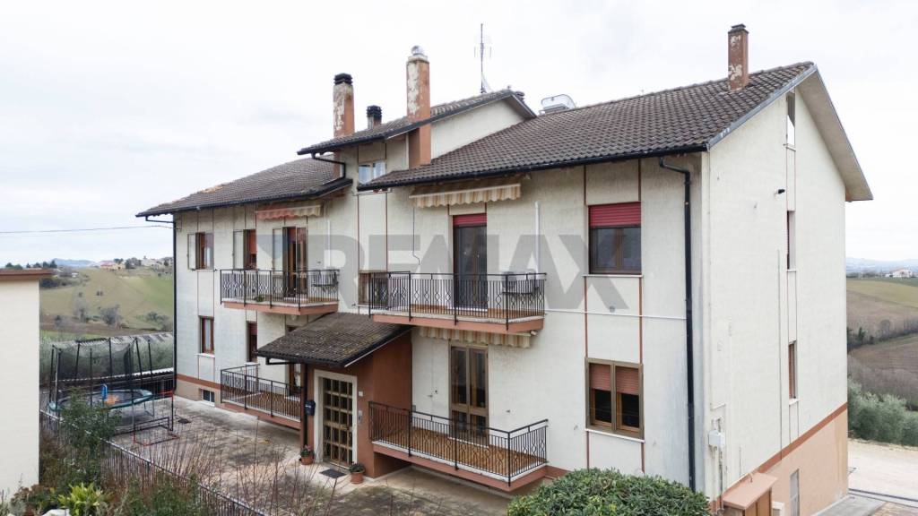 appartamento in vendita a Santa Maria Nuova in zona Collina