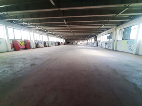 locale commerciale in vendita a Santa Maria Nuova