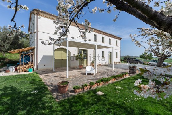 casa indipendente in vendita a Santa Maria Nuova in zona Collina