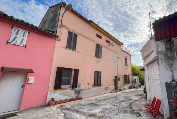 casa indipendente in vendita a Santa Maria Nuova in zona Collina