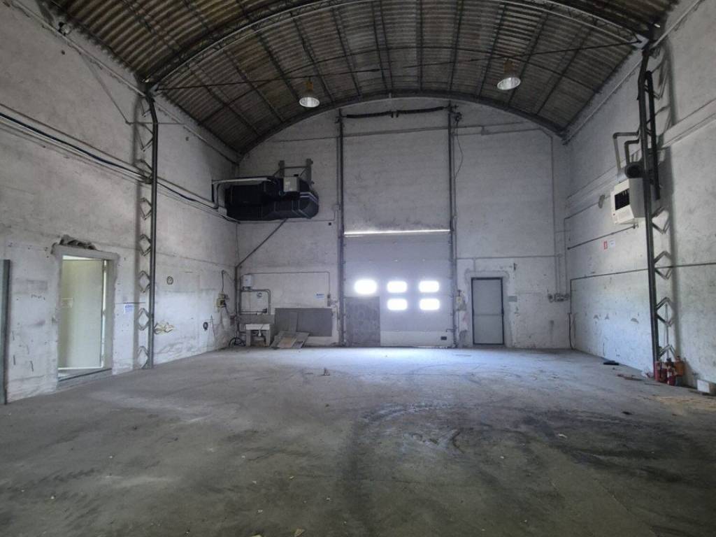 locale commerciale in vendita a Santa Maria Nuova in zona Pradellona