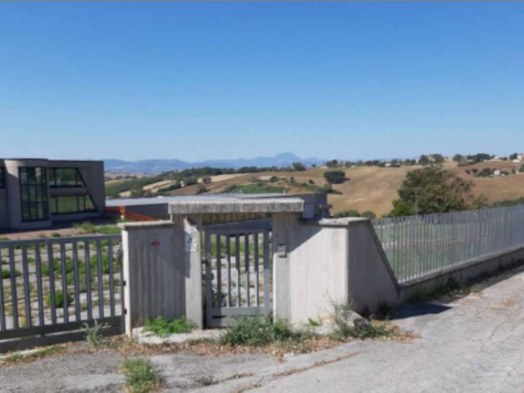 locale commerciale in vendita a Santa Maria Nuova